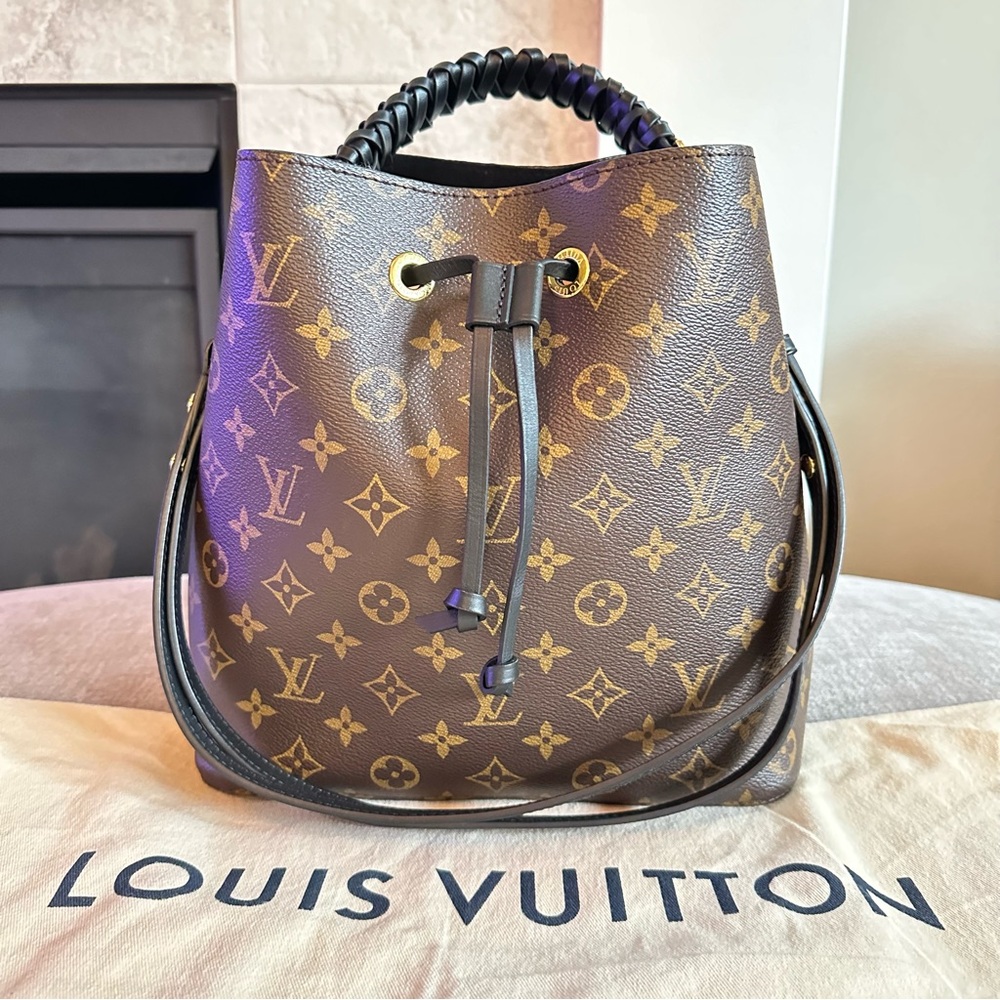 Louis Vuitton NeoNoe MM Monogram in Black